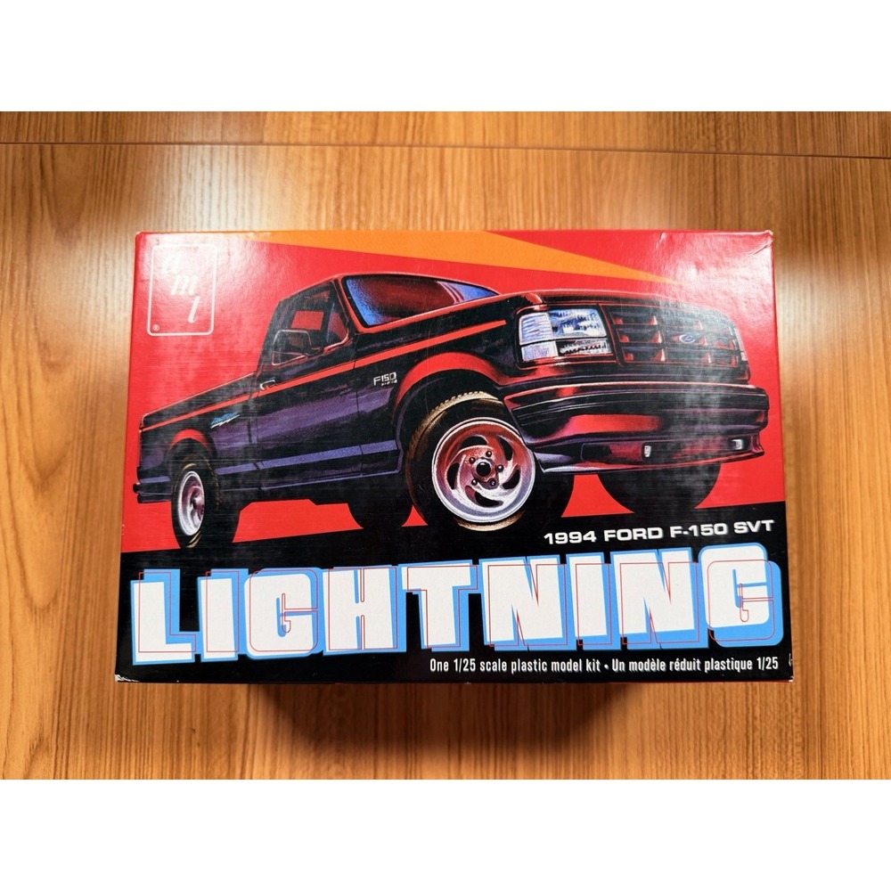AMT 1994 Ford F-150 SVT Lightning Pickup Model Kit 1/25 AMT1110M